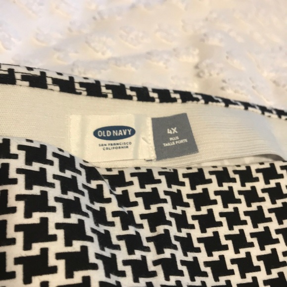Old Navy Houndstooth Pencil Skirt - Picture 3 of 4